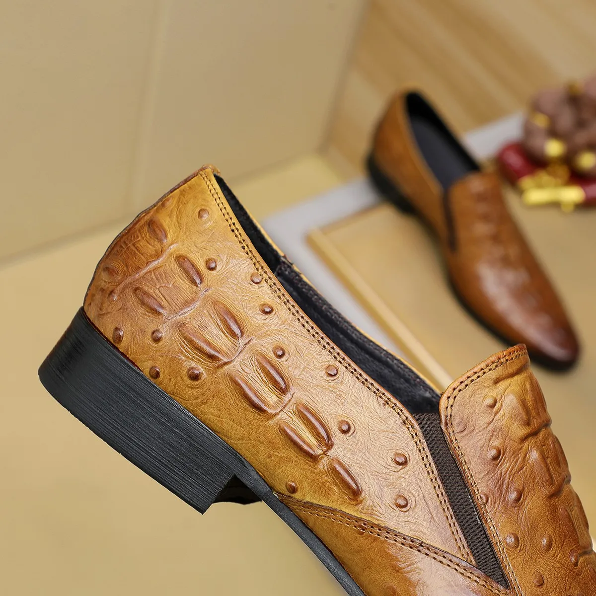 Men's shoes 💰540 💰 Louis Vuitton LV ® Autumn and Winter 🆕 models 🔛Full shoe counter First layer cowhide, 🐂leather lining casual shoes for men, super soft outsole, essential for driving. Counter synchronized original first layer cowhide completely 1:1 mold customization 🌹Top version, 2 colors optional! Number: 38-45 (37.46. Customized)